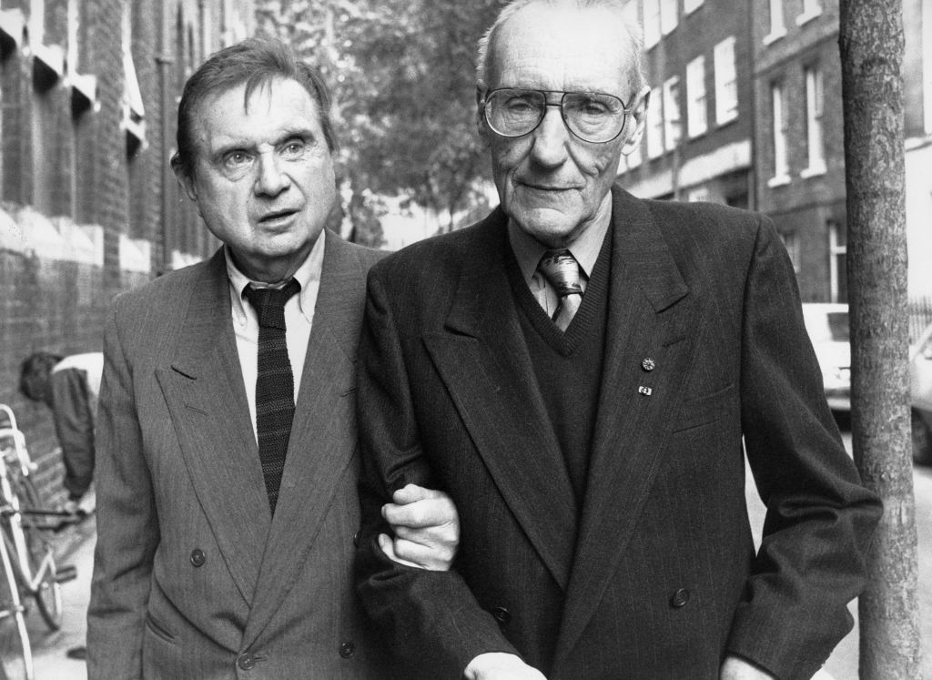Sosteniéndose de/con el escritor beat William Burroughs