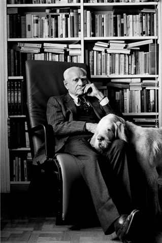 Alberto Moravia, siempre mirando.