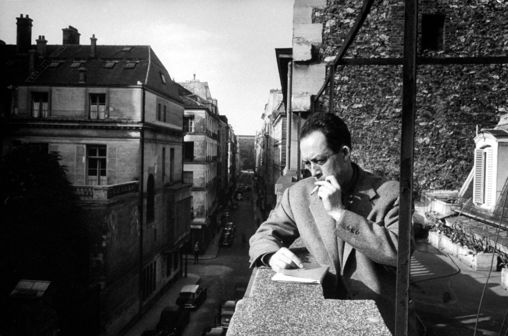 Albert Camus, entre fumando, pensando y mirando