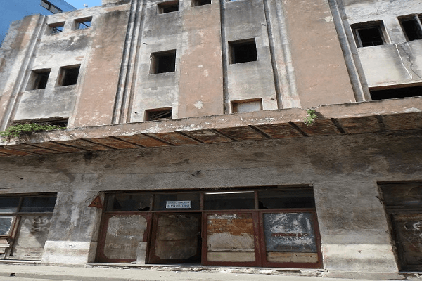 Este fue el cine Verdún. Hoy es una ruina donde ensaya un grupo folclórico. | Foto: