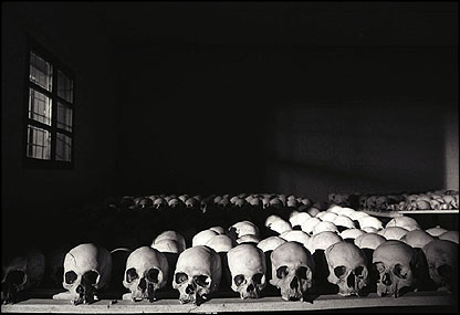 Remembering the genocide. Foto: bbc.com/news/).
