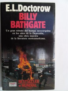 Doctorow analiza, profundiza, crea personajes y levanta escenarios con la mano del artista y la mente crítica de quien no se contenta o no se conforma con lo que ve.