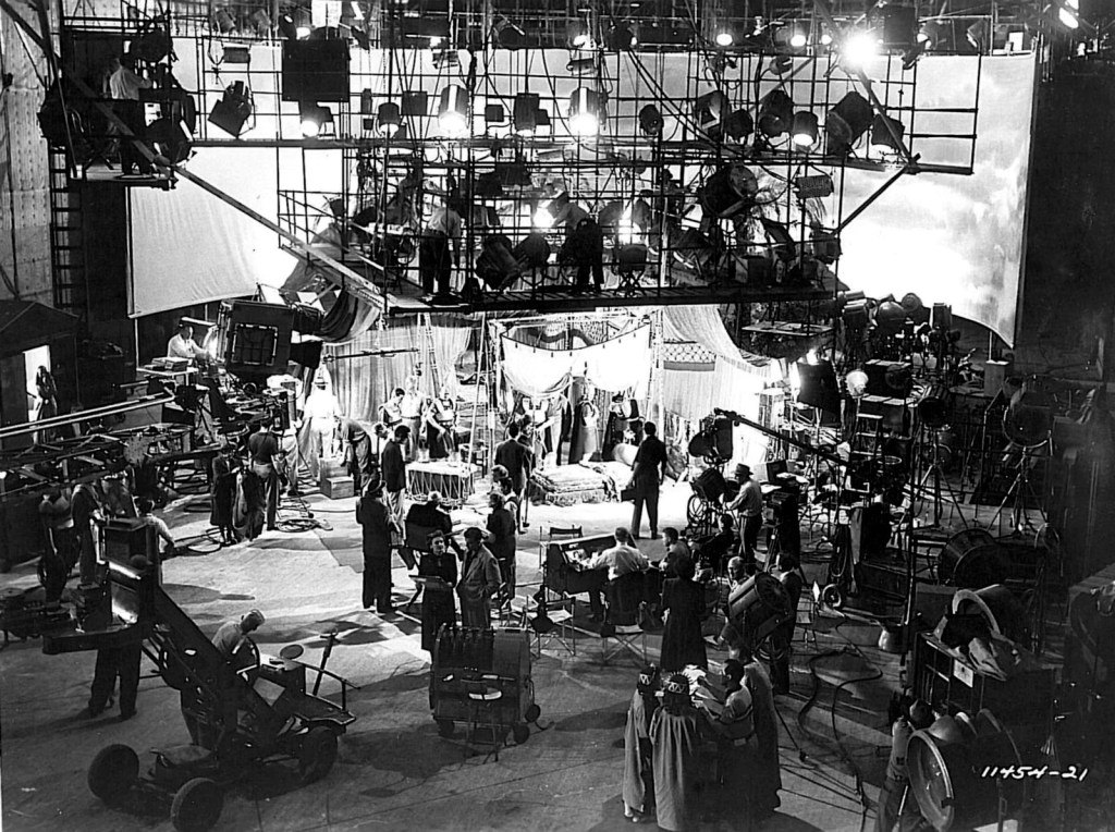 El ambiente creativo que existía en Paramount era maravilloso: paseabas por el estudio y podías ver a Sternberg, Gary Cooper, Dietrich, Leo McCarey, Lubitsch... Era un ambiente de creatividad: entonces hacíamos películas, no negocios. Hoy, dedicamos el ochenta por ciento de nuestro tiempo a hacer negocios y sólo el veinte por ciento restantes a hacer películas.