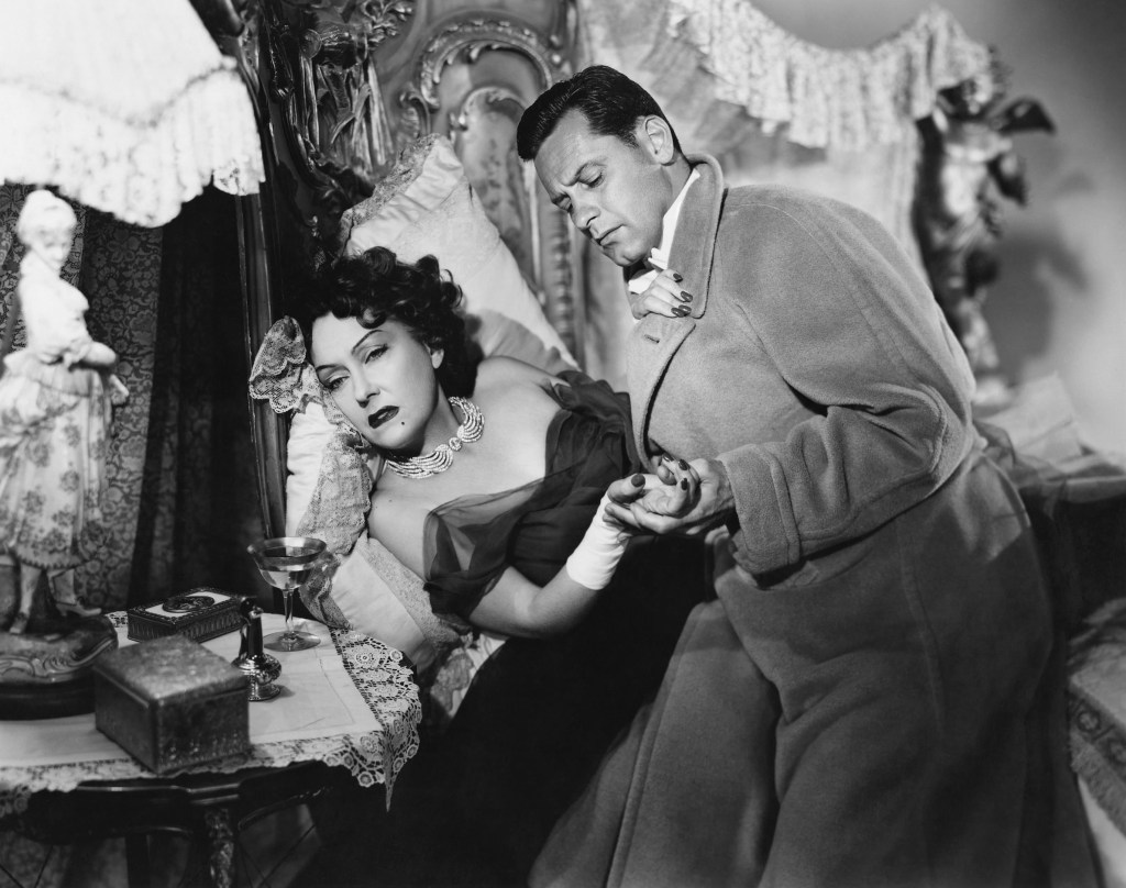 Un momento, ¿no nos conocemos? Su cara me es conocida. ¡Váyase o llamaré a mi criado. Es Norma Desmond, de las películas mudas. Era una estrella. "¡Y grande¡ Pero el cine ahora ya no lo es! Ajá, cada vez lo hacen peor.