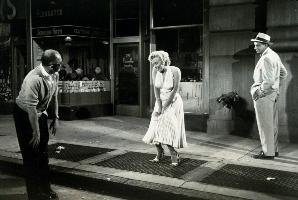 Después de esta película Billy Wilder no trabajo más con Marilyn: Me han preguntado si volveré a trabajar con M. M, y tengo una respuesta clara. Lo he discutido con mi médico, mi psiquiatra y mi contable, y todos me han dicho que soy demasiado viejo y demasiado rico para someterme de nuevo a una prueba semejante.