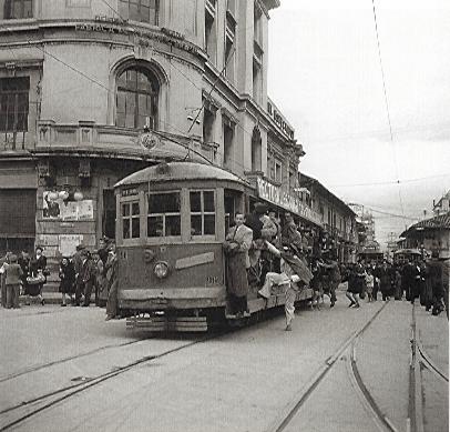 Tranvía Amarillo. Sady Gonzalez: 1940. Bogota, carrera 7, calle 13, vista al sur. (colarte.com)
