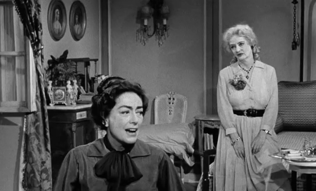 El odio entre ambas era legendario y se gestó tras el desprecio de Bette Davis a las insinuaciones amorosas de la Crawford. Este resentimiento se fue alimentando tras años de desplantes, dardos envenenados e insultos nada velados.