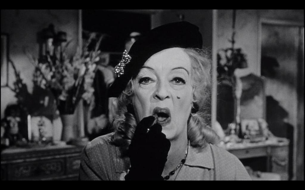 Bette Davis se negaba a quitarse el maquillaje después de cada día de rodaje, con la intención de acumularlo para que su personaje se viera más ajado y tétrico a medida que iba perdiendo la razón.