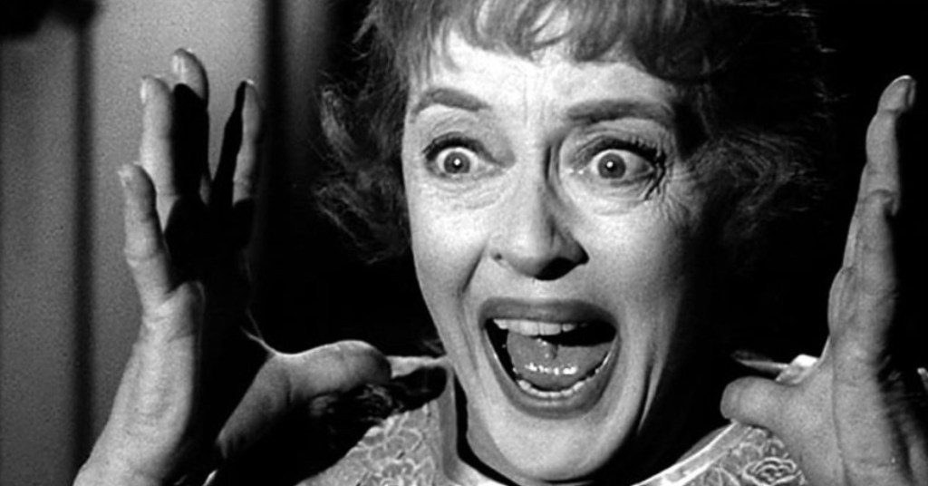 Aprovecha el camino abierto en el cine de terror, reuniendo a dos viejas glorias del Hollywood dorado para una descarnada y putrefacta fábula sobre cómo Saturno (la industria del espectáculo y sus tentáculos mutantes) devora a sus hijos.
