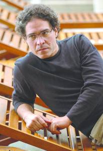 Rodrigo Rey Rosa (foto tomada de: revistaenie.clarin.com).