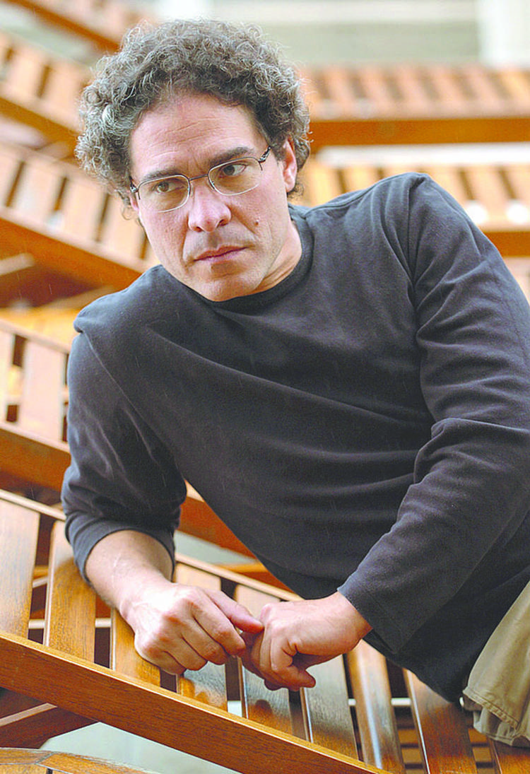 Rodrigo Rey Rosa (foto tomada de: revistaenie.clarin.com).