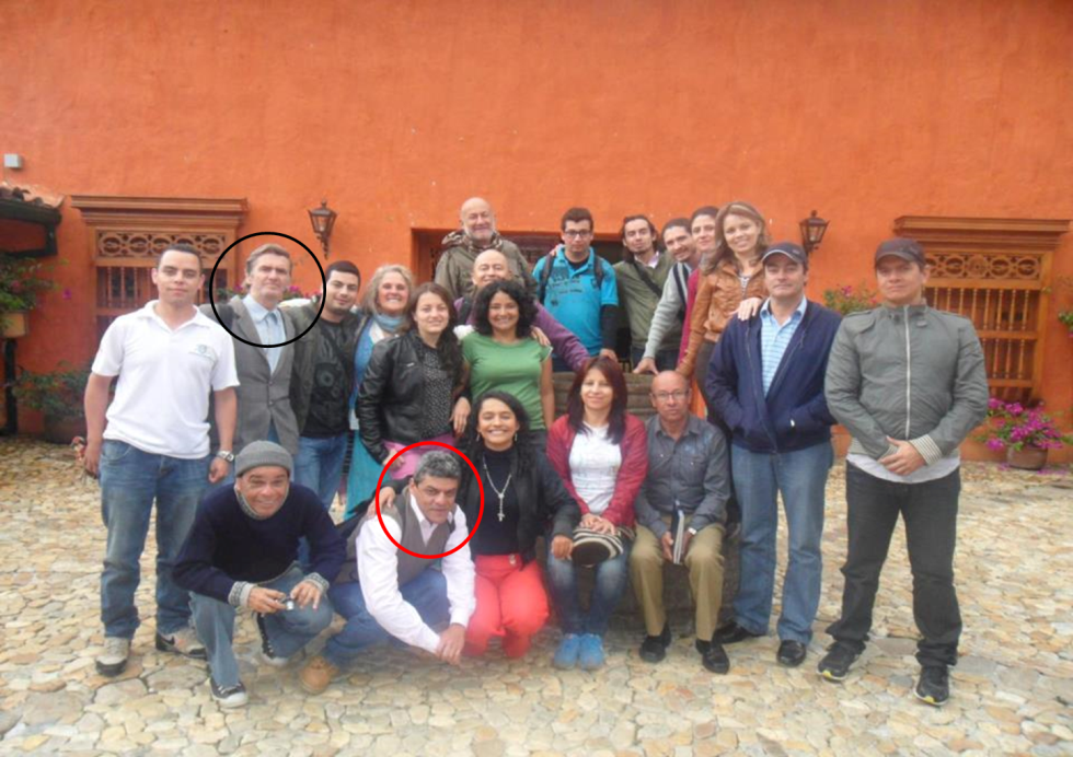 Promotores Casa de la Cultura de La Ceja, Antioquia. Arturo Palacios (Gahvir Fahiaci) en el círculo negro. Darío Soto en el círculo rojo. Cfr. Grupo Máscaras y Paradojas.