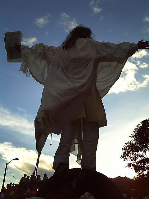 Foto del grupo “Máscaras y Paradojas”, obra La sabiduría del látigo, autor: Gahvir Fahiaci, director de puesta en escena y adaptación para teatro: Darío Soto. Disponible en: http://mascarasyparadojas.blogspot.com/2010/09/la-sabiduria-del-latigo.html