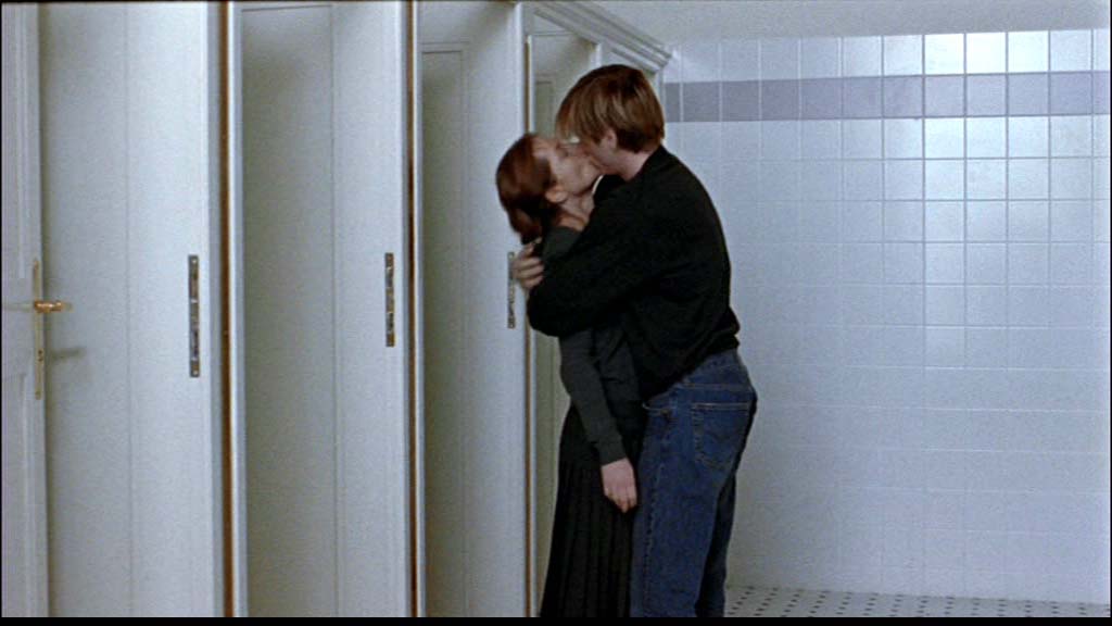 Erika (Isabelle Huppert) es la profesora de piano de un prestigioso conservatorio vienés en cuyo recinto domina, somete y humilla a sus alumnos que en realidad no son más que sus víctimas.
