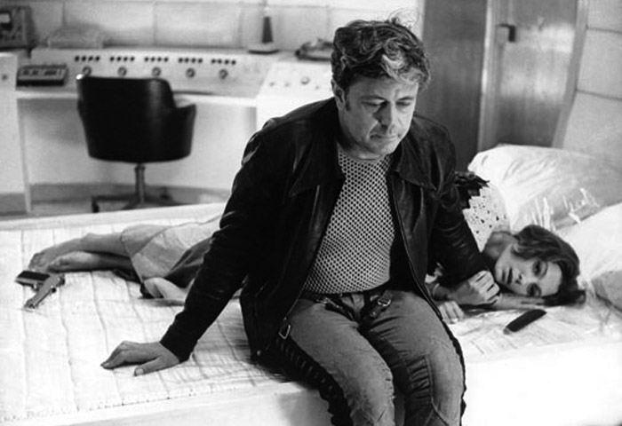 La melancólica y espiritualmente venenosa Solaris está basada en la novela de Stanisław Lem, un matrimonio tan utópico como el de Kubrick y Nabokov diez años antes. Seguramente la más inmediata de sus películas, fue la respuesta de Tarkovski al 2001 de Kubrick, que le había parecido fría y estéril.