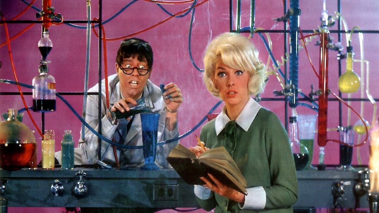 Un profesor universitario de química no muy agraciado y con poco éxito en sus contactos sociales, inventa una fórmula que le convierte en otra persona diferente y arrogante. Interpretada por Jerry Lewis, esta comedia que, tomando como base el personaje dual creado por el novelista R. L. Stevenson, Dr. Jekyll y Mr. Hyde, cuestiona con perspicacia la cultura de la apariencia.