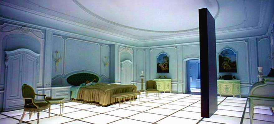 Kubrick, utiliza la música de Richard Strauss Así habló Zaratustra, para sugerir cuáles son las raíces de nuestra naturaleza. Antes de la aparición del misterioso monolito los primates son animales vegetarianos y pacíficos. La aparición del monolito desencadena la transformación del primate en hombre.