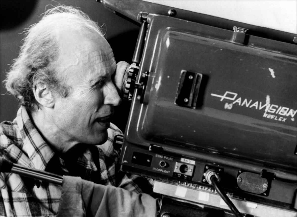 Eternamente joven cineasta francés, cuando “sólo contaba” 89 años de edad llenos de observación, actitud moral ante la vida y arte de contar sin aparente esfuerzo el milagro de lo cotidiano.