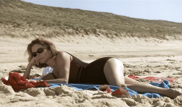 «Poso las manos en la arena, miles de granos bailan entre mis dedos y pienso en todo lo que tengo, todo lo que soy y también en lo que he perdido. En todas esas personas que a lo largo de los años se han marchado tanto de mi vida como de la terrenal».