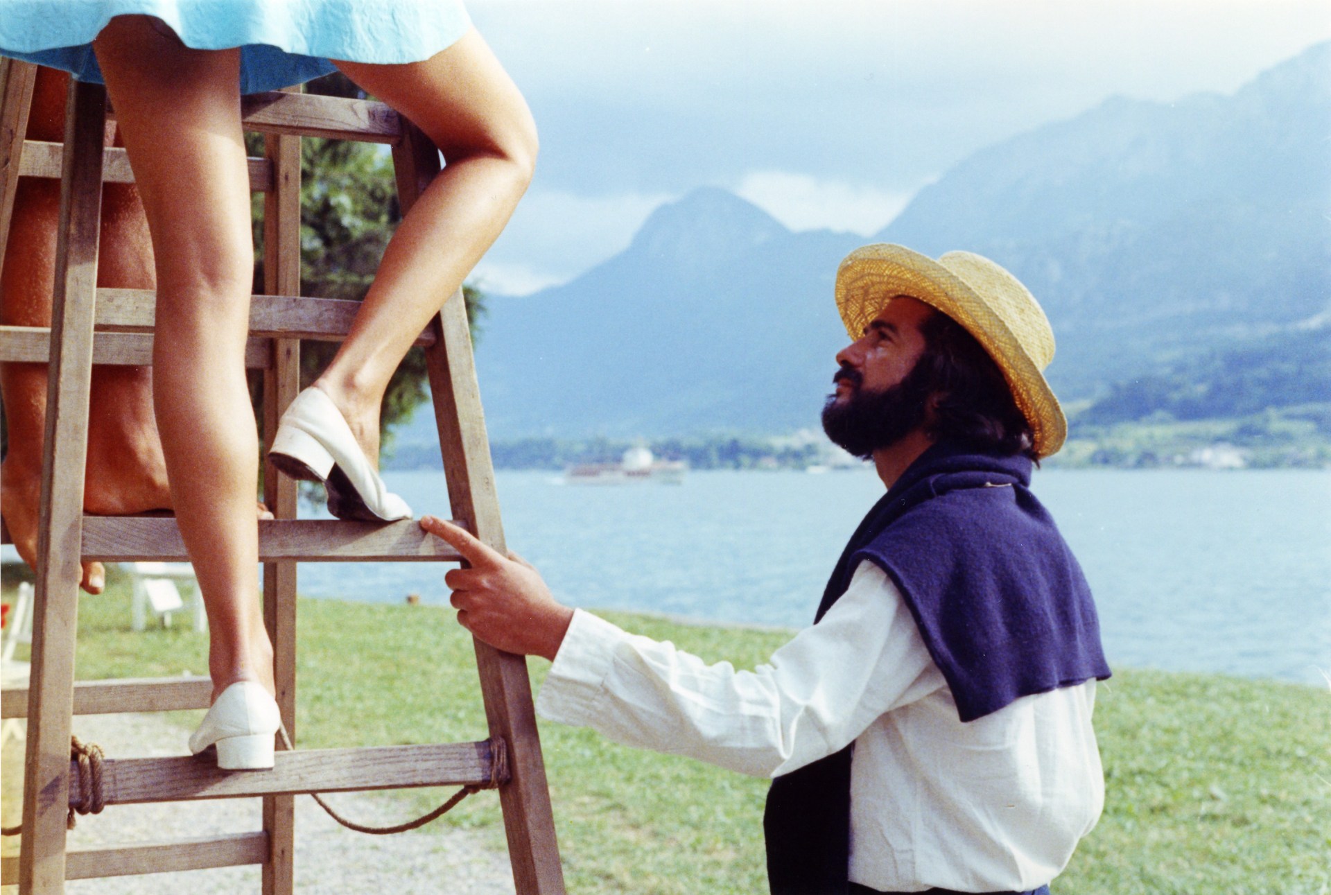 Pauline es tan bella como vulgar, muy anti-Hollywood; tan original como tópica, tan extraña como del montón. Esquiva y soñadora, nerviosa y apasionada, no llega del todo a comunicarse con las gentes de su entorno. Rohmer la mira con una sonrisa cariñosa desde fuera de la pecera.
