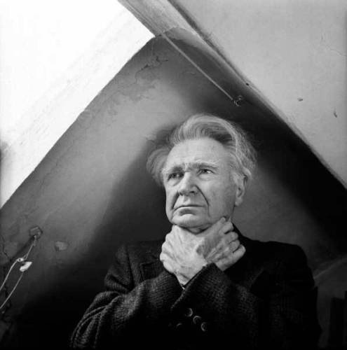 Para poder vislumbrar lo esencial no debe ejercerse ningún oficio. Hay que permanecer tumbado todo el día, y gemir... Cioran.
