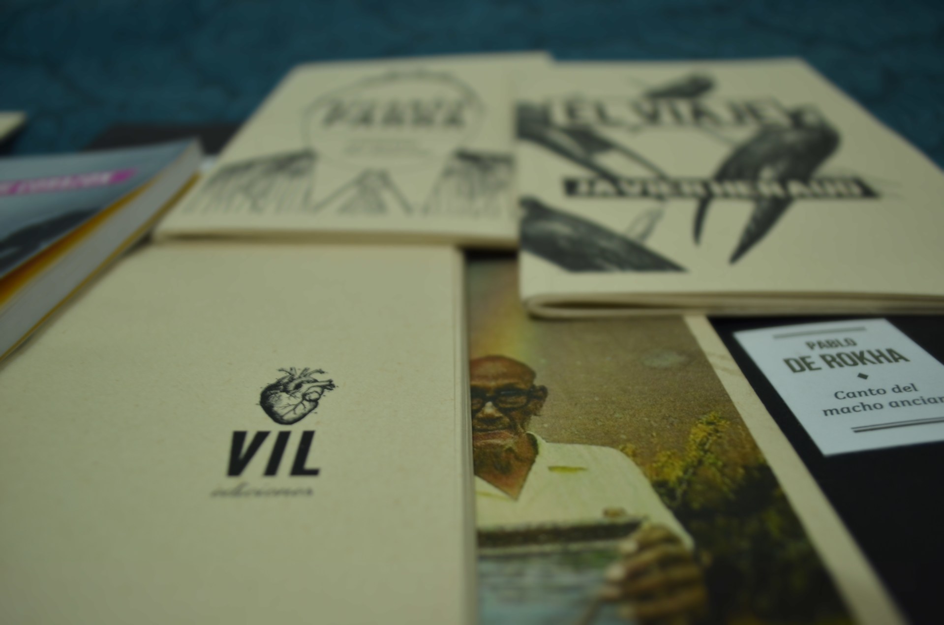 Algunos ejemplares de Vil Ediciones. Foto: John Díaz para Literariedad.