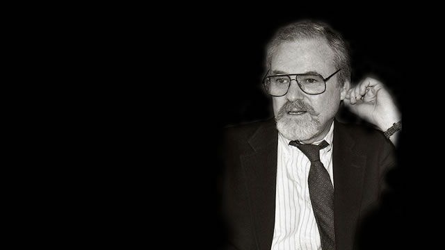 Alan J. Pakula comenzó como asistente en el departamento de dibujos animados de la Warner Bros., en 1949 y debutó como productor en Paramount con el psicodrama Fear strikes out (1957), que significó el primer papel importante para el joven Anthony Perkins. Esta película fue la primera de siete colaboraciones con el director Robert Mulligan.