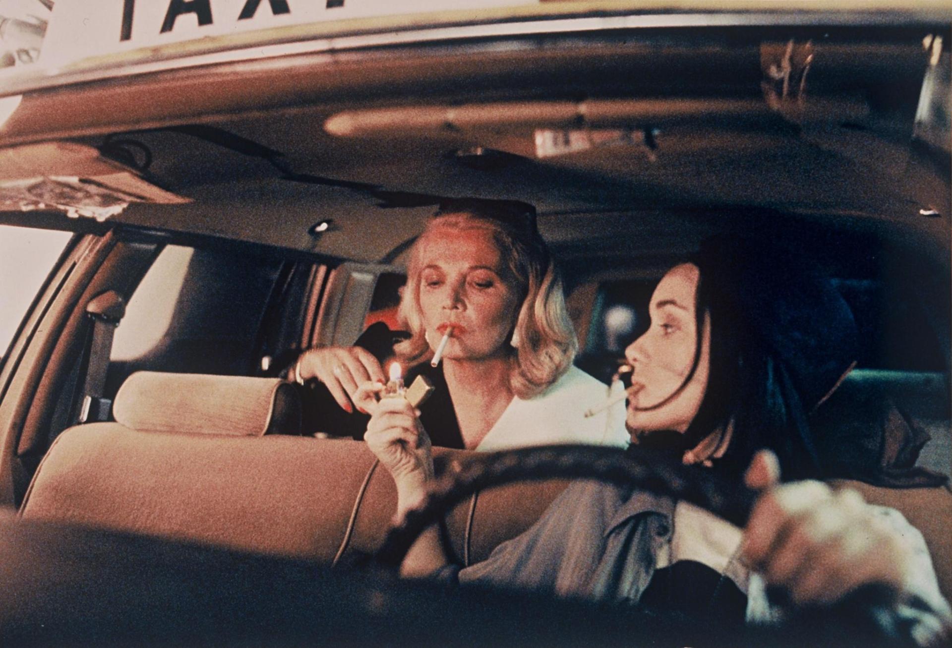 La primera historia comienza al atardecer, (las 7:05pm) en Los Ángeles, la protagonizan una taxista casi adolescente, que masca chicle sin descanso y fuma compulsivamente (Winona Ryder), y su pasajera (Gena Rowlands), una ejecutiva de Hollywood, que recoge en el aeropuerto y la lleve a Beverly Hills.