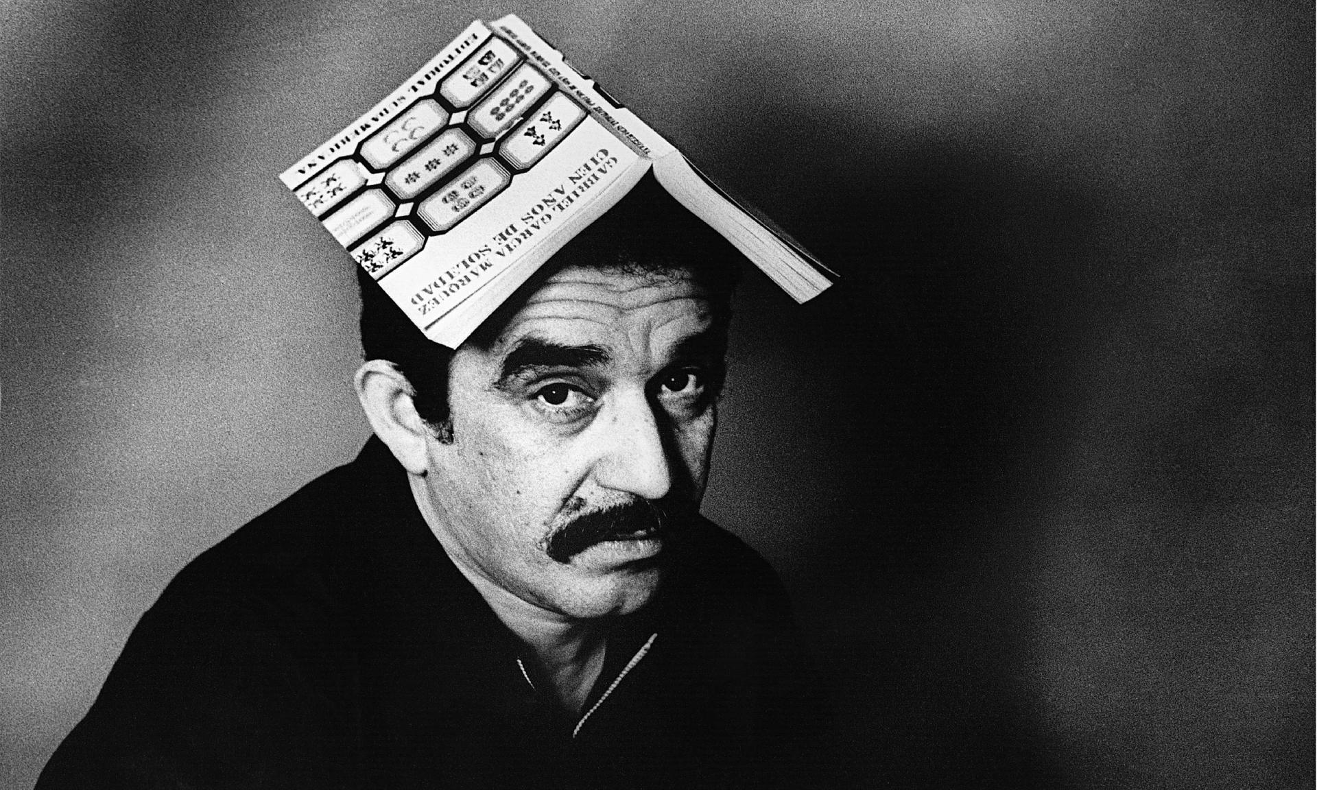 Gabriel García Márquez lleva en su cabeza la primera edición de Cien años de soledad (1967) publicada en la Argentina. Foto tomada de: adhilac.com.ar.