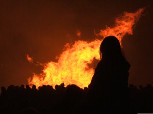 El rito del fuego. (Foto: datuopinion.com).