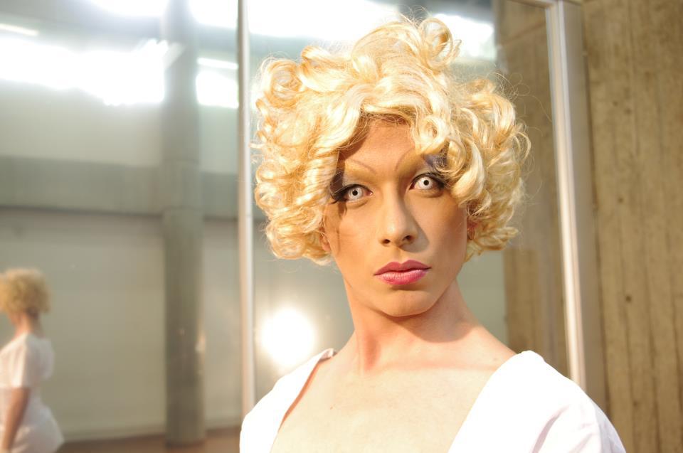 Nayla Adalid: Drag. Foto: Alejandro Garcés TusTa, 2011, tomada de gabbymaeche.wix.com.