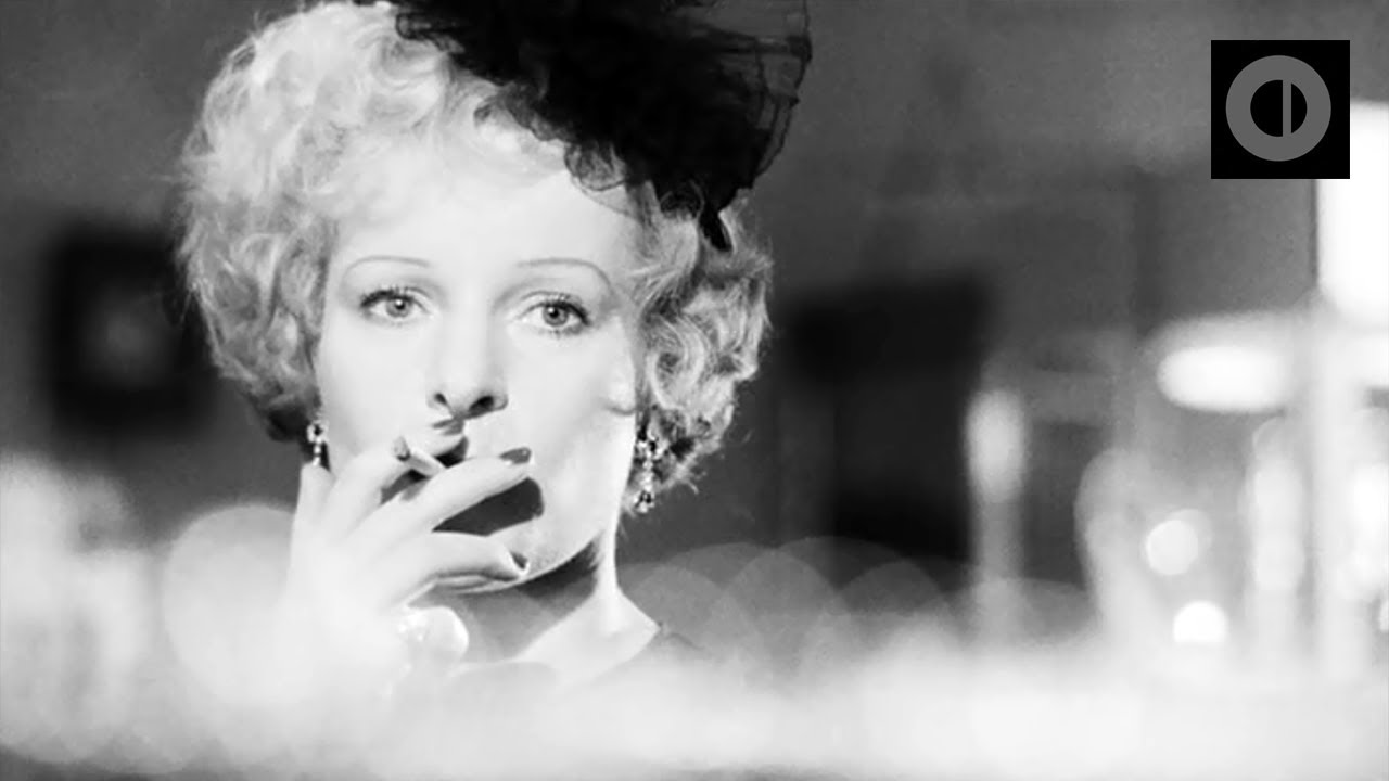 Como Sybille, Veronika fue una gran estrella del cine de la Alemania nazi pero ahora, mediada la década de los cincuenta, nadie se acuerda de ella: ni el público ni la industria cinematográfica. Durante una noche muy lluviosa, Veronika conoce al periodista deportivo Robert Krohn, que se enamora de ella.