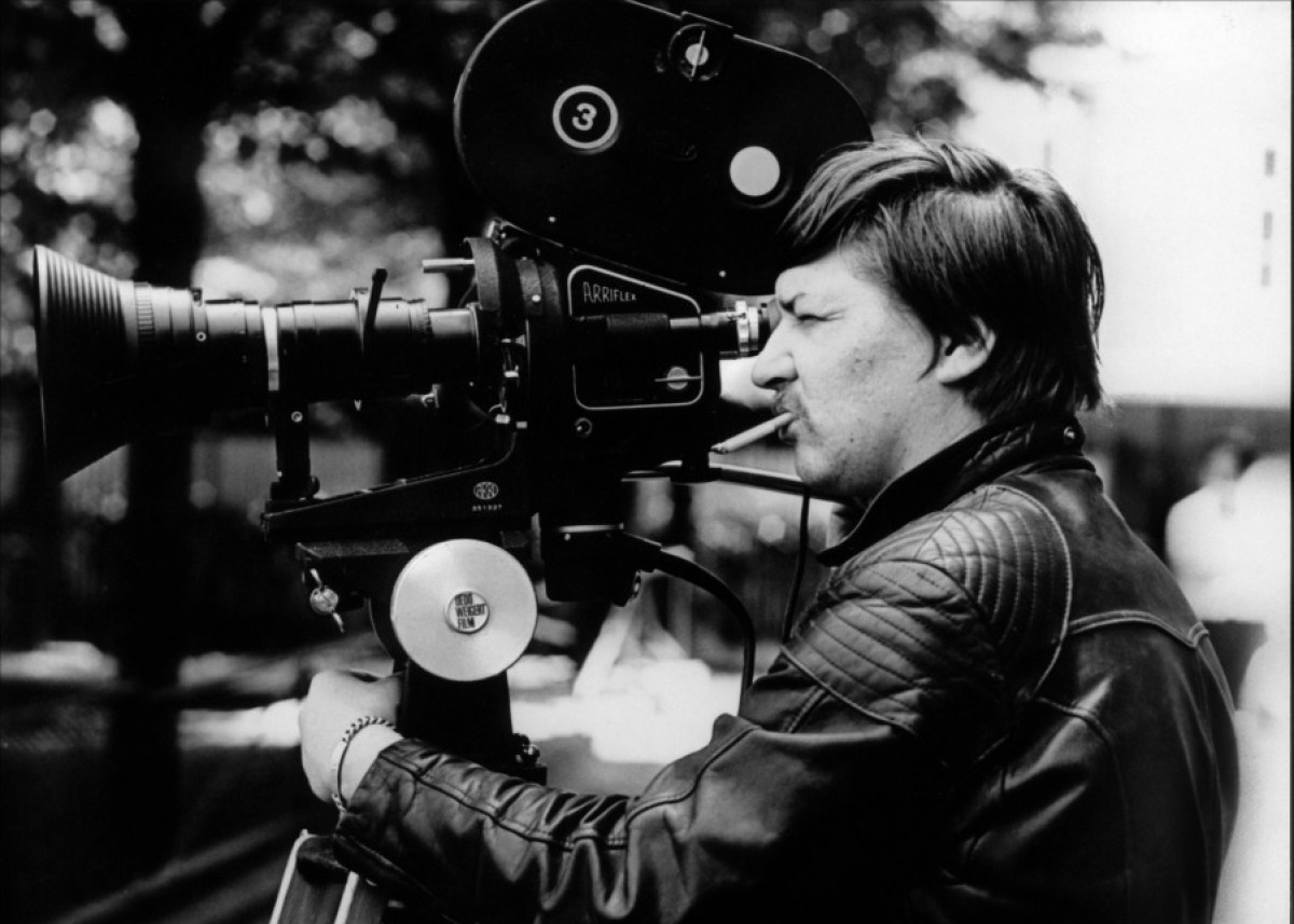 Cuando Fassbinder concluyó La ansiedad de Veronika Voss, le quedaban pocos meses de vida. Para algunos es su testamento cinematográfico, ya que tras ella sólo filma Querelle, basada en la novela de Jean Genet. Muerto con 37 años, en los últimos 14 rodó más de 40 films. Fassbinder, al contrario del efecto con el que los hagiógrafos rubrican al artista joven malogrado, no dejó una obra inconclusa.