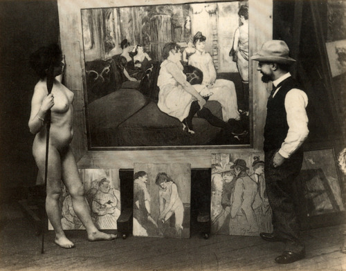 Más allá de sus limitaciones físicas, que sin duda le hicieron sentirse diferente, Toulouse-Lautrec era un gran observador de profunda inteligencia y comprendió que la pintura debía bajar desde los cielos a ras de tierra para hacerse moderna. Desde los olimpos pseudomitológicos, pero también desde la pretensión de luminosidad simple de los impresionistas, a la carnalidad desenfrenada de los ambientes urbanos incipientes.
