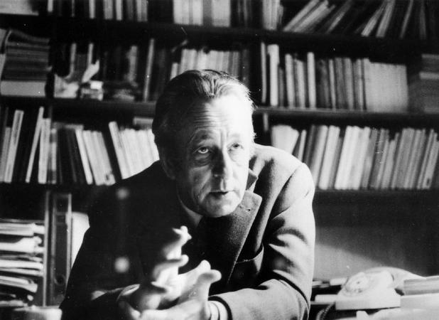 En 1948, a los treinta años, llegué a ser profesor de filosofía y me adherí al Partido Comunista Francés. La filosofía me interesaba: trataba de realizar mi profesión. La política me apasionaba. Lo que me interesaba en la filosofía era el materialismo y su función crítica: a favor del conocimiento científico contra todas las mistificaciones del conocimiento ideológico, contra la denuncia simplemente moral de los mitos y mentiras, a favor de la crítica racional y rigurosa.