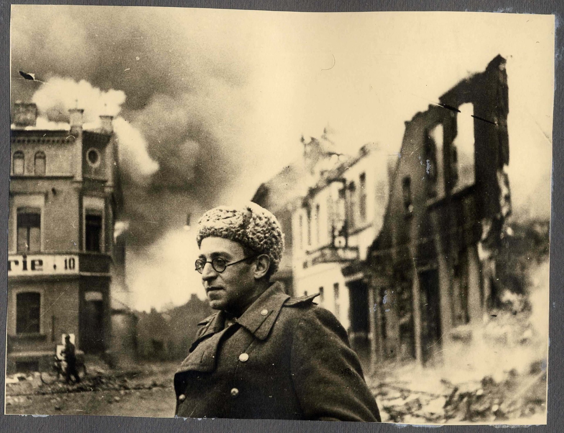 El escritor ruso Vasily Grossman, autor de Vida y destino, en Alemania, 1945. (Foto tomada de grossmanweb.eu).