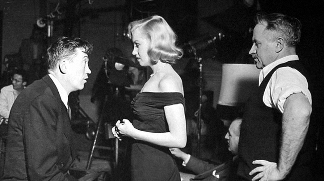 John Huston, Marilyn Monroe y Harold Rosson en el rodaje de La jungla de asfalto.