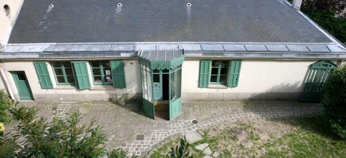 La casa de Balzac, situada en la ladera de Passy, es la única residencia parisina del novelista que sigue en pie. En su despacho, entre 1840 y 1847, Balzac corrigió La Comedia Humana y escribió alguna de sus obras maestras. El museo muestra objetos personales de Balzac, cuadros, grabados y objetos relacionados con sus allegados y sus coetáneos, así como un gran número de ediciones originales, manuscritos e ilustraciones. En 2012, renovó su imagen gracias a las obras llevadas a cabo para adecuarla a la normativa vigente.