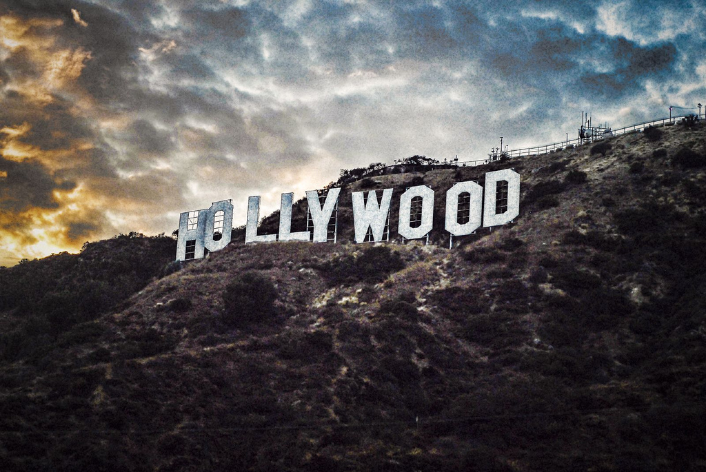 En Hollywood te pueden pagar mil dólares por un beso, pero sólo 50 centavos por tu alma. Marilyn Monroe.