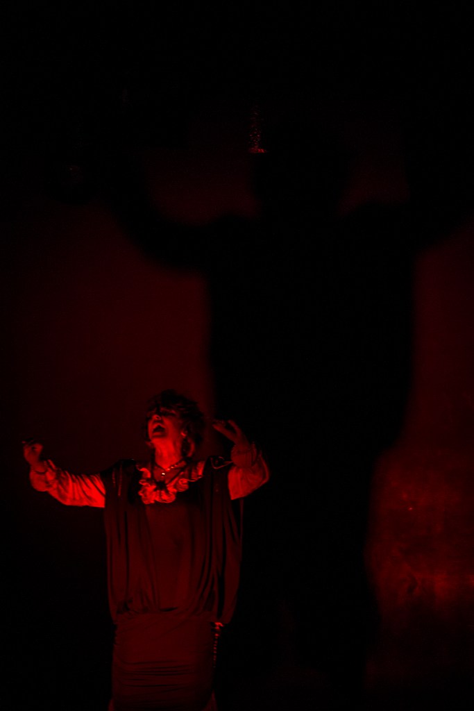 'Maté a mi madre a cacerolazos y envenené a mi bebé... por la cochina plata'. Teatro Ditirambo. Foto: Andrés Felipe Rivera.