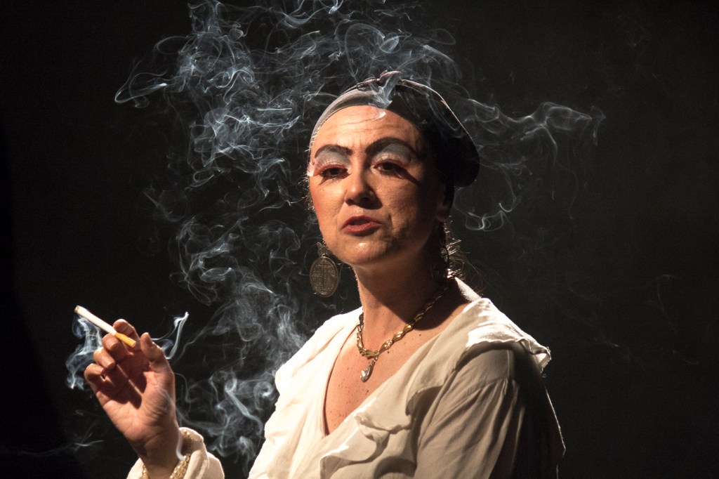'Maté a mi madre a cacerolazos y envenené a mi bebé por la cochina plata'. Teatro Ditirambo. Foto: Sebastián Becerra.