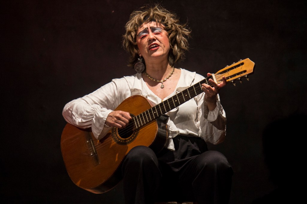 'Maté a mi madre a cacerolazos y envenené a mi bebé por la cochina plata'. Teatro Ditirambo. Foto: Sebastián Becerra.