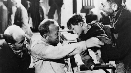 Peter Lilienthal es un mago del cine. Domina el truco de extraer chispas de poesía de las banalidades de la vida cotidiana y las catástrofes políticas del siglo.