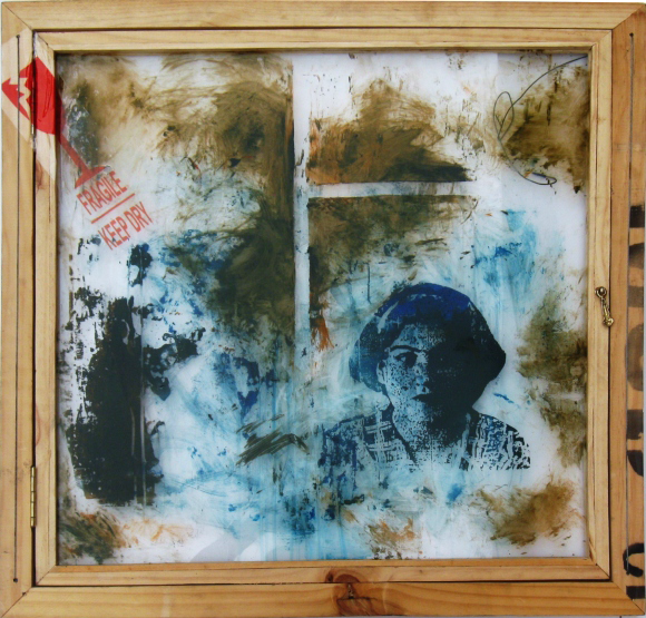 Autor: Omar Moreno Título: Anima Fragile 4 Medidas: 80 cm X 80 cm Técnica: Mixta sobre guacal y vidrio de seguridad.