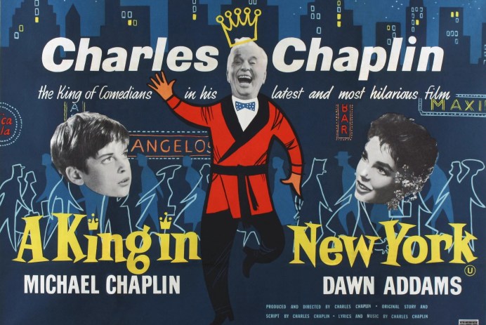 Chaplin utiliza el humor para atacar todo lo que él considera hipócrita. En una gran parodia en la que asiste el monarca ante una sala de cine, observamos la sátira con la que Chaplin afrenta las últimas novedades de la cartelera en Hollywood, con películas con argumentos absurdos y secuencias de acción ambientadas en el universo del western que parecen no acabar nunca.