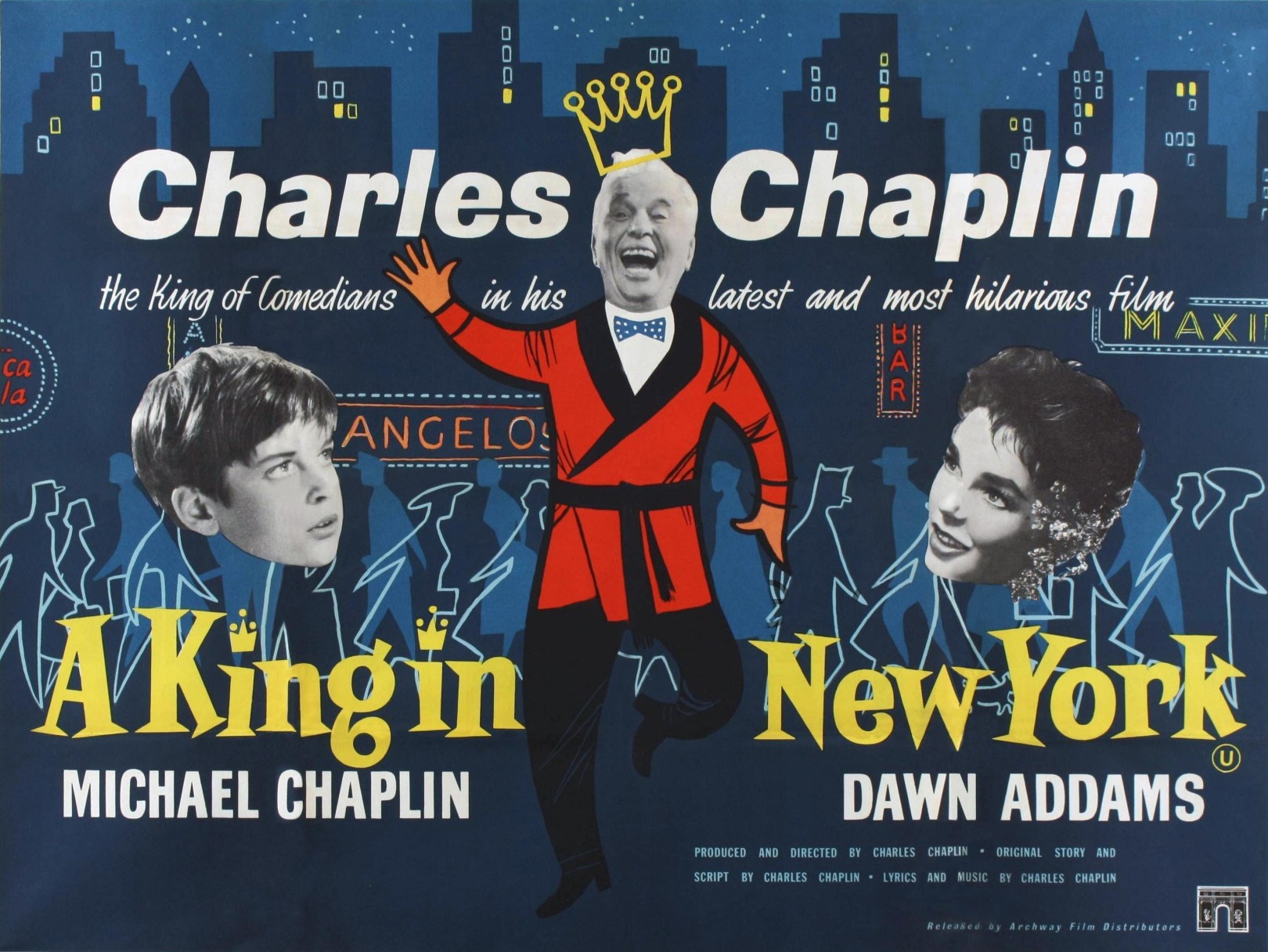 Chaplin utiliza el humor para atacar todo lo que él considera hipócrita. En una gran parodia en la que asiste el monarca ante una sala de cine, observamos la sátira con la que Chaplin afrenta las últimas novedades de la cartelera en Hollywood, con películas con argumentos absurdos y secuencias de acción ambientadas en el universo del western que parecen no acabar nunca.