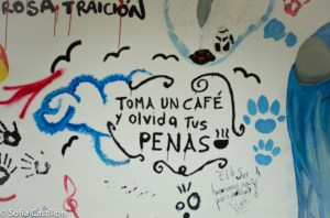 Escrito en la pared: "Toma un café y olvida tus penas"