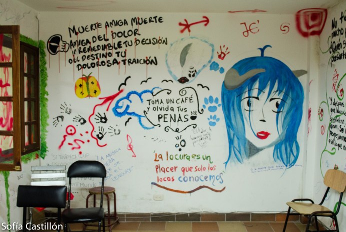 Pared escrita con poemas, dibujos, pinturas, frases de escritores. Llena de color!