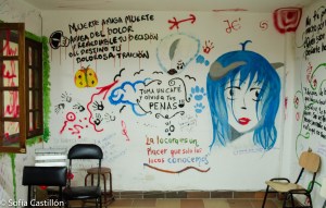 Pared escrita con poemas, dibujos, pinturas, frases de escritores. Llena de color!