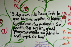 Escrito en la pared: "Y después de hacer todo lo que hacen, se levantan, se bañan, se entalcan, se perfuman, se peinan, se visten, y así progresivamente van volviendo a ser lo que no son."
